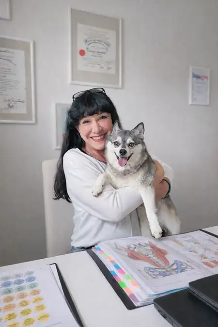Susanna Pramann in ihrer Praxis für medizinische holographische Quantentechniken mit Hund