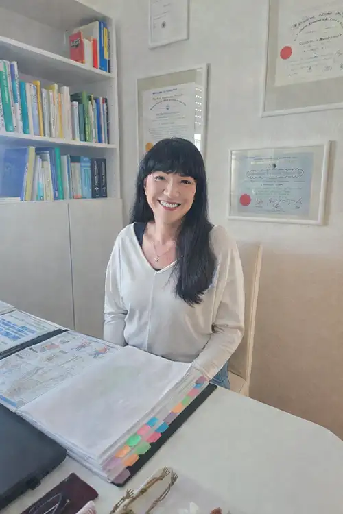 susanna-pramann-praxis-holographische-quantentechniken.jpg Susanna Pramann in ihrer Praxis für medizinische holographische Quantentechniken