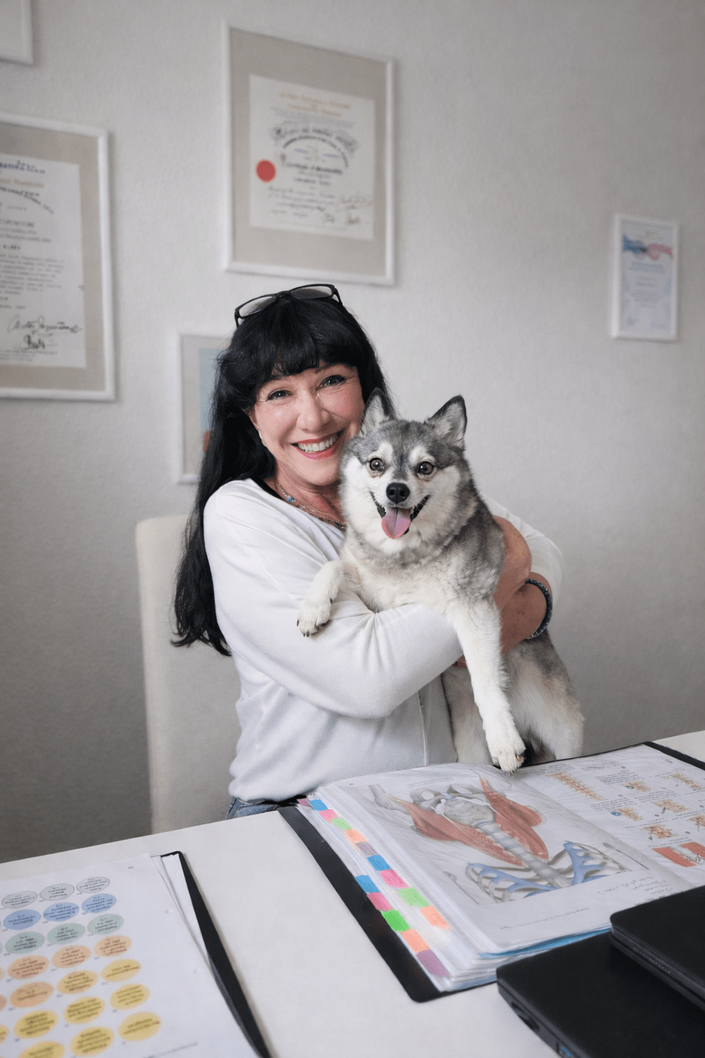 Susanna-Pramann-Isis Susanna Pramann in ihrer Praxis für medizinische holographische Quantentechniken mit Hund