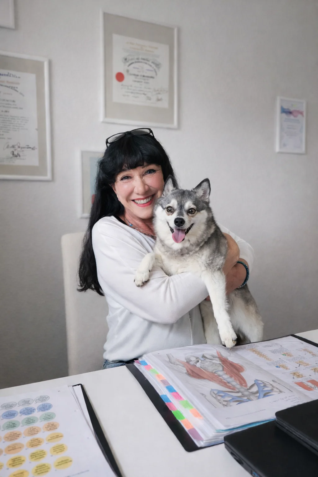 Susanna-Pramann-Isis Susanna Pramann in ihrer Praxis für medizinische holographische Quantentechniken mit Hund